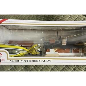 Model Power HO Scale No. 570 South Side Station Building Lighted and 2 figurines